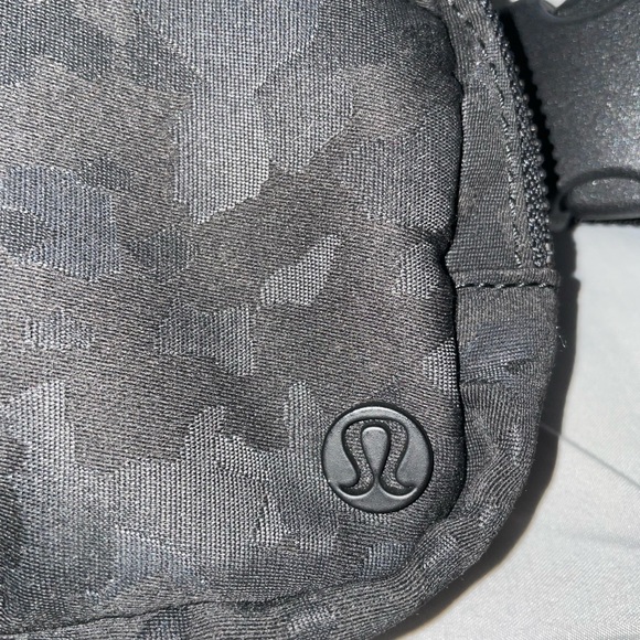 Lululemon camo belt bag - Picture 2 of 5